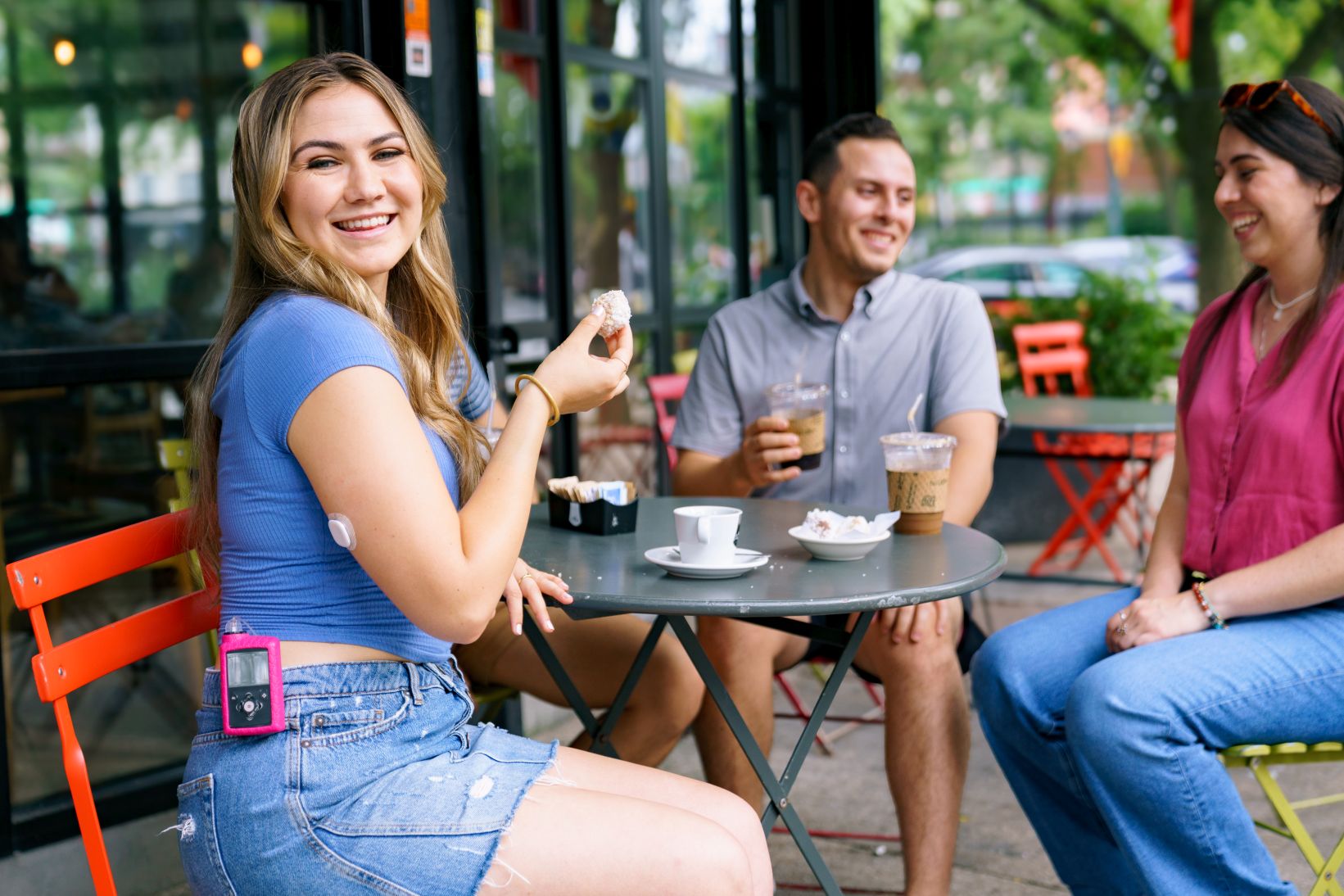 blog-Nicky_MiniMed_Champion_780g_Simplera_sync_outdoor-cafe_holding_food