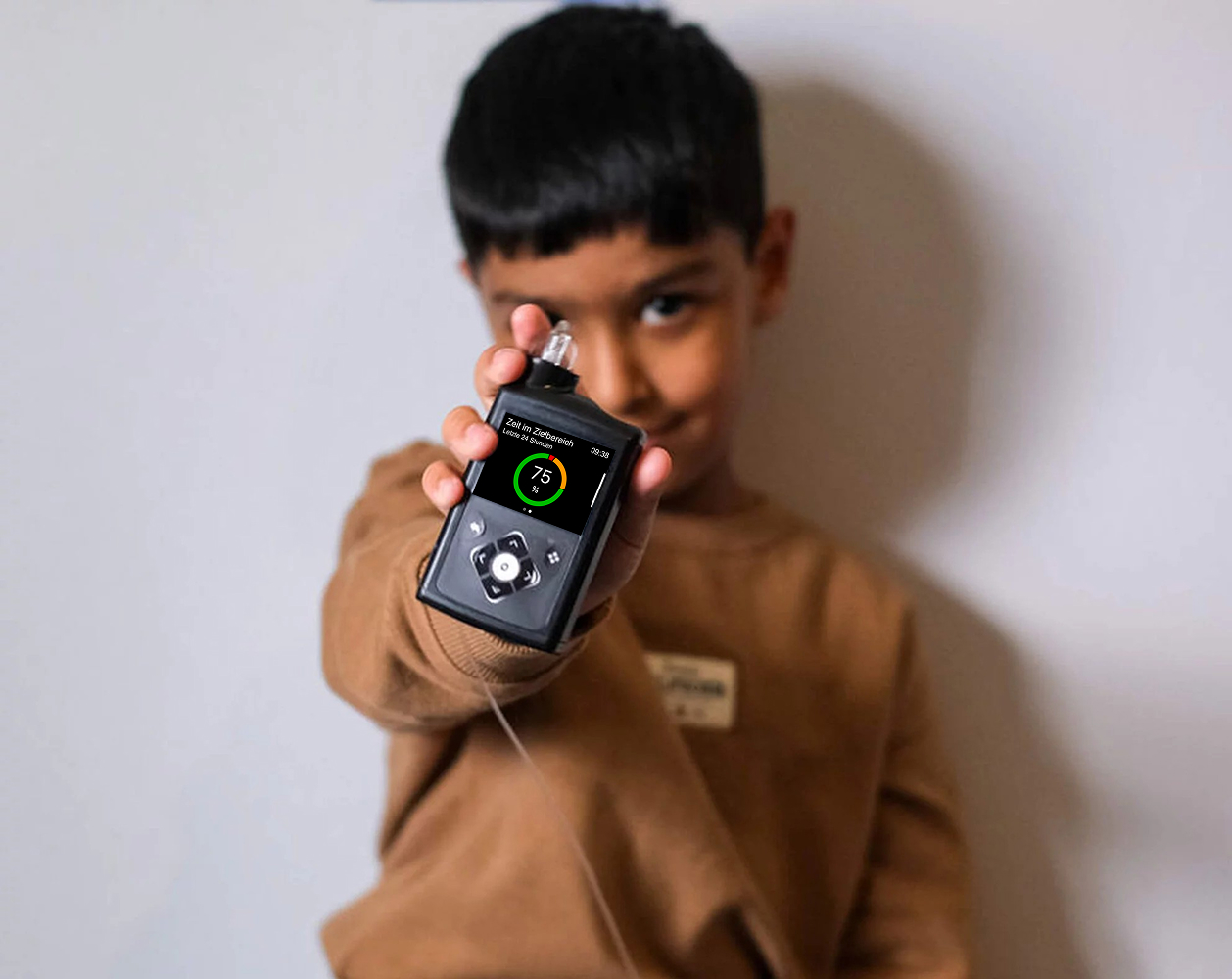 MiniMed customer Talha holding a 780G insulin pump