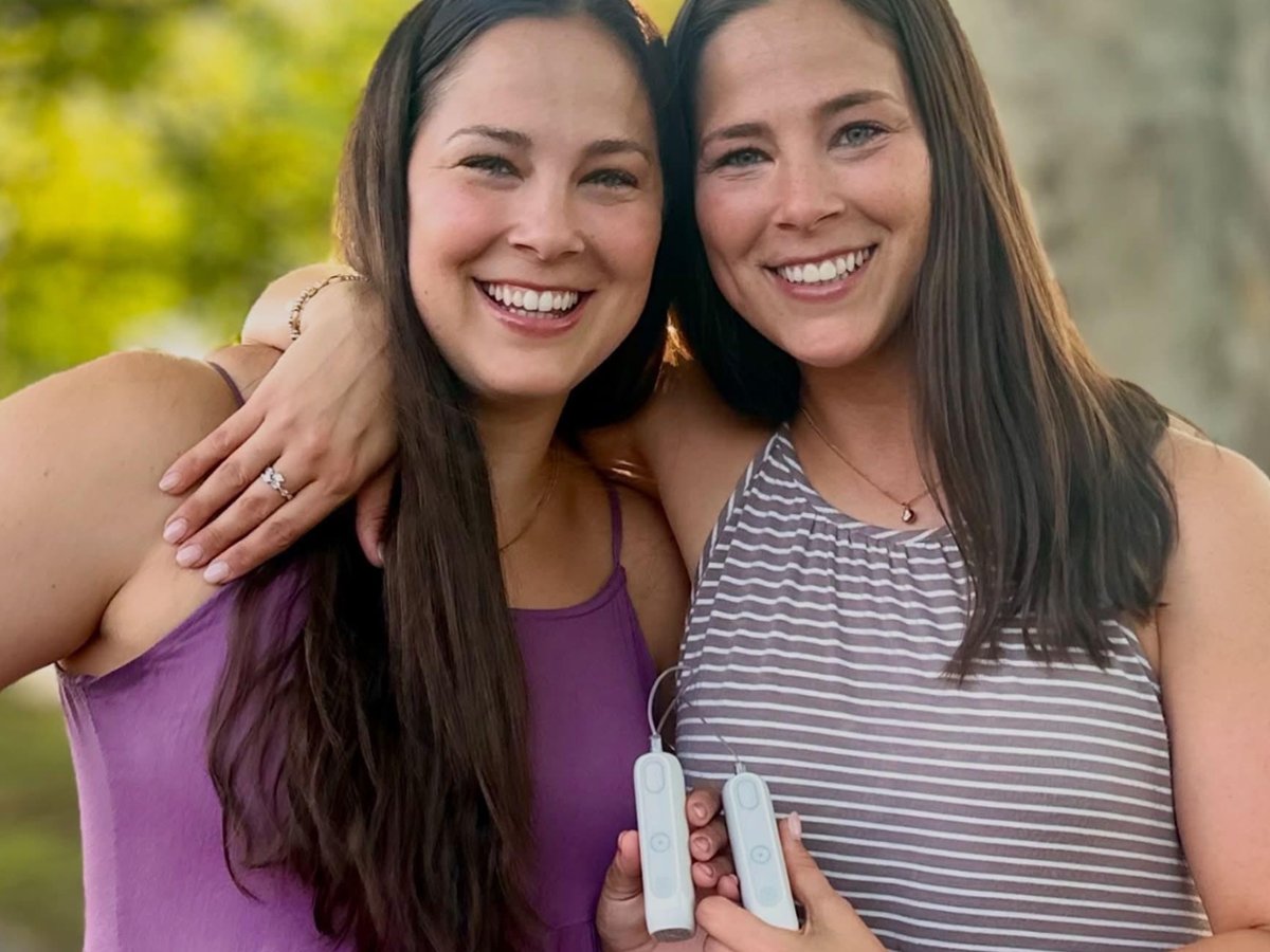 MiniMed employee Emily with her twin sister, both holding their MiniMed Flex pumps