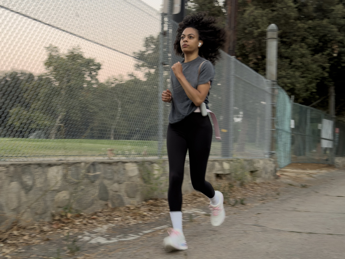 MiniMed Champion Monique running while wearing MiniMed Flex