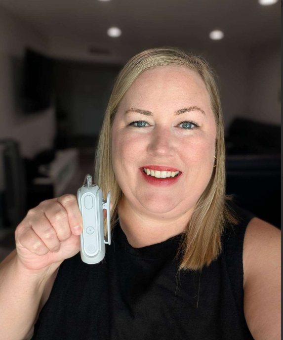 MiniMed employee Lynda holding her MiniMed Flex pump