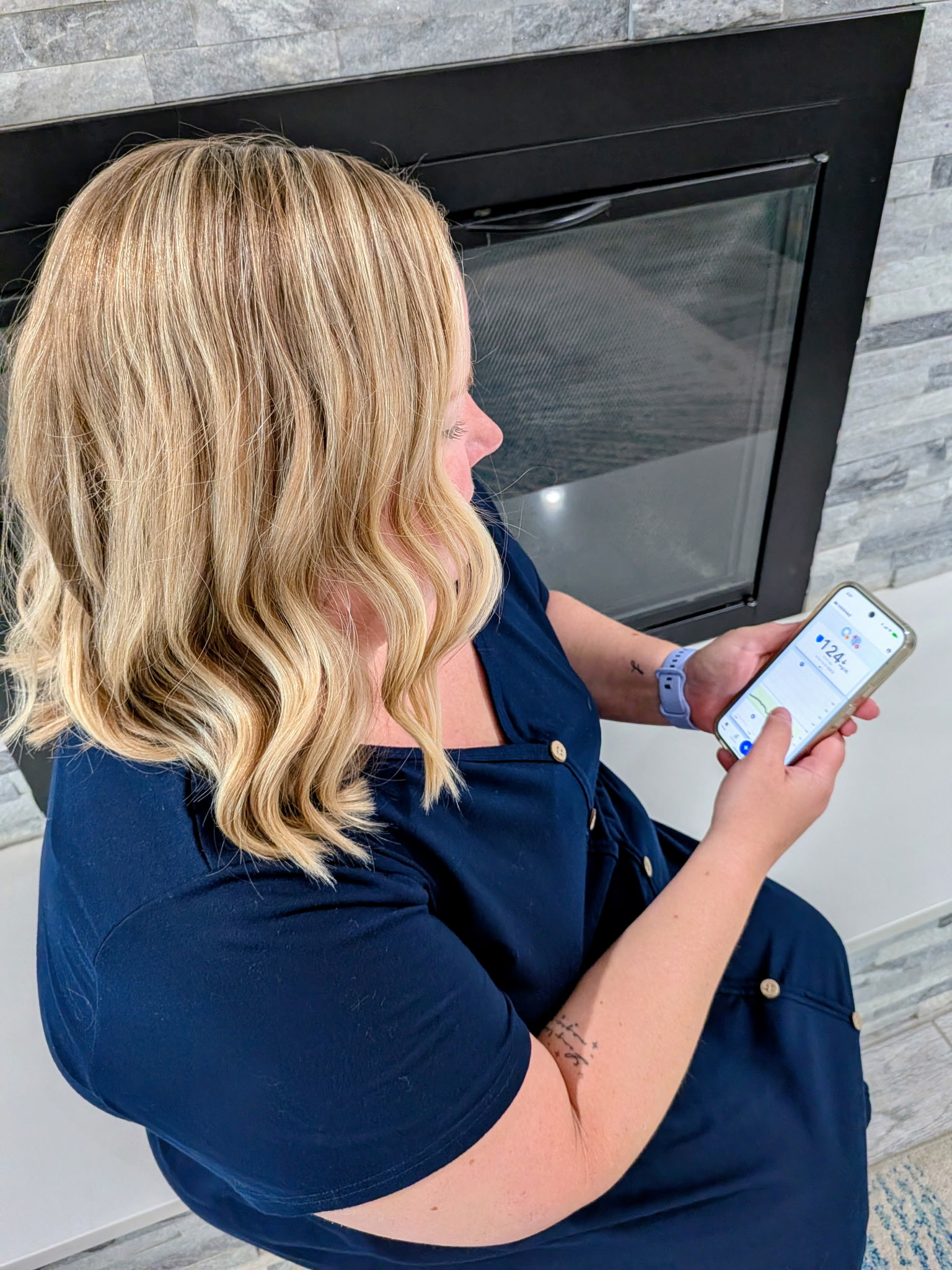 MiniMed employee Lynda reading information in MiniMed app on her phone