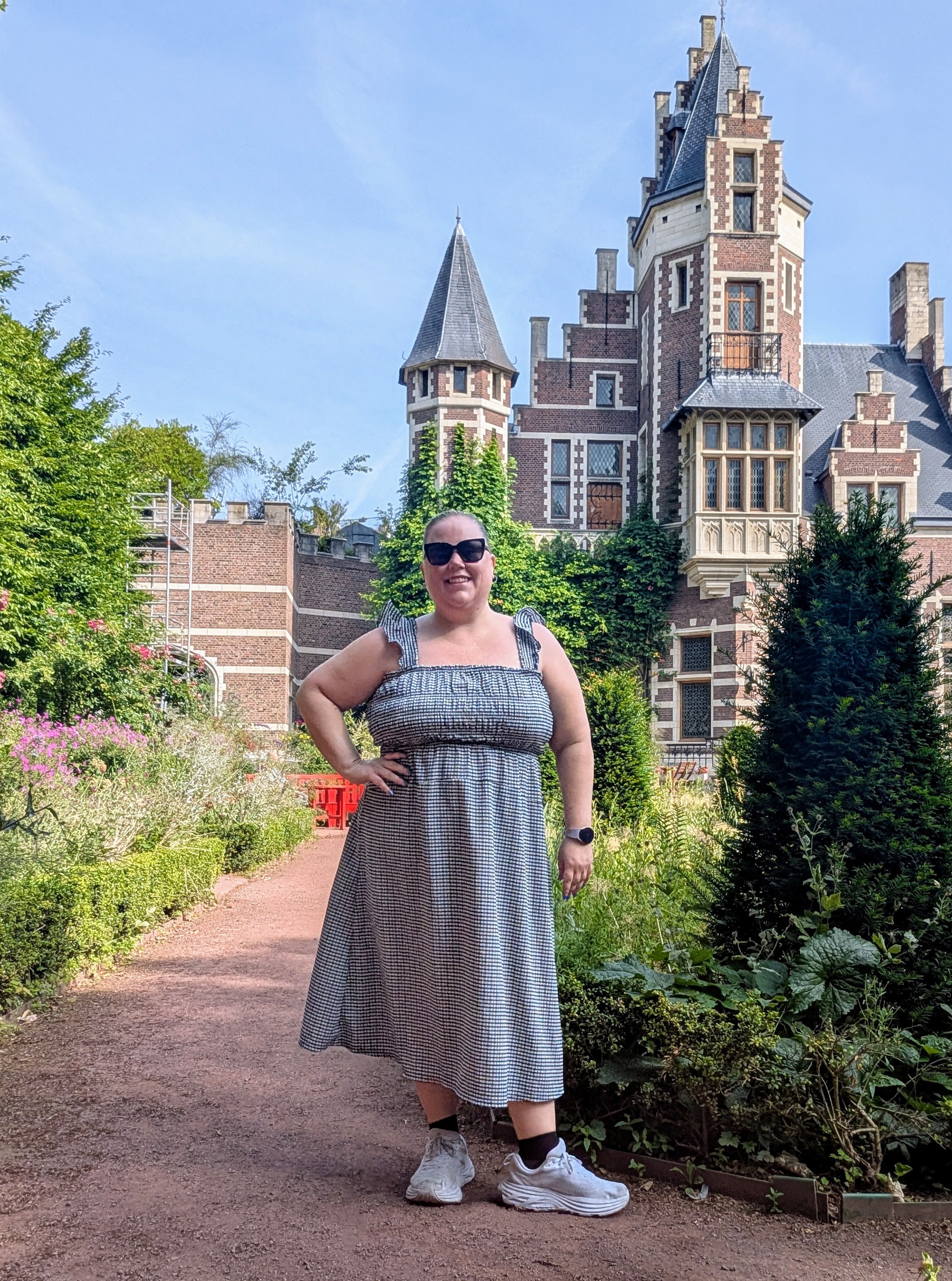 MiniMed employee Lynda wearing a summer dress