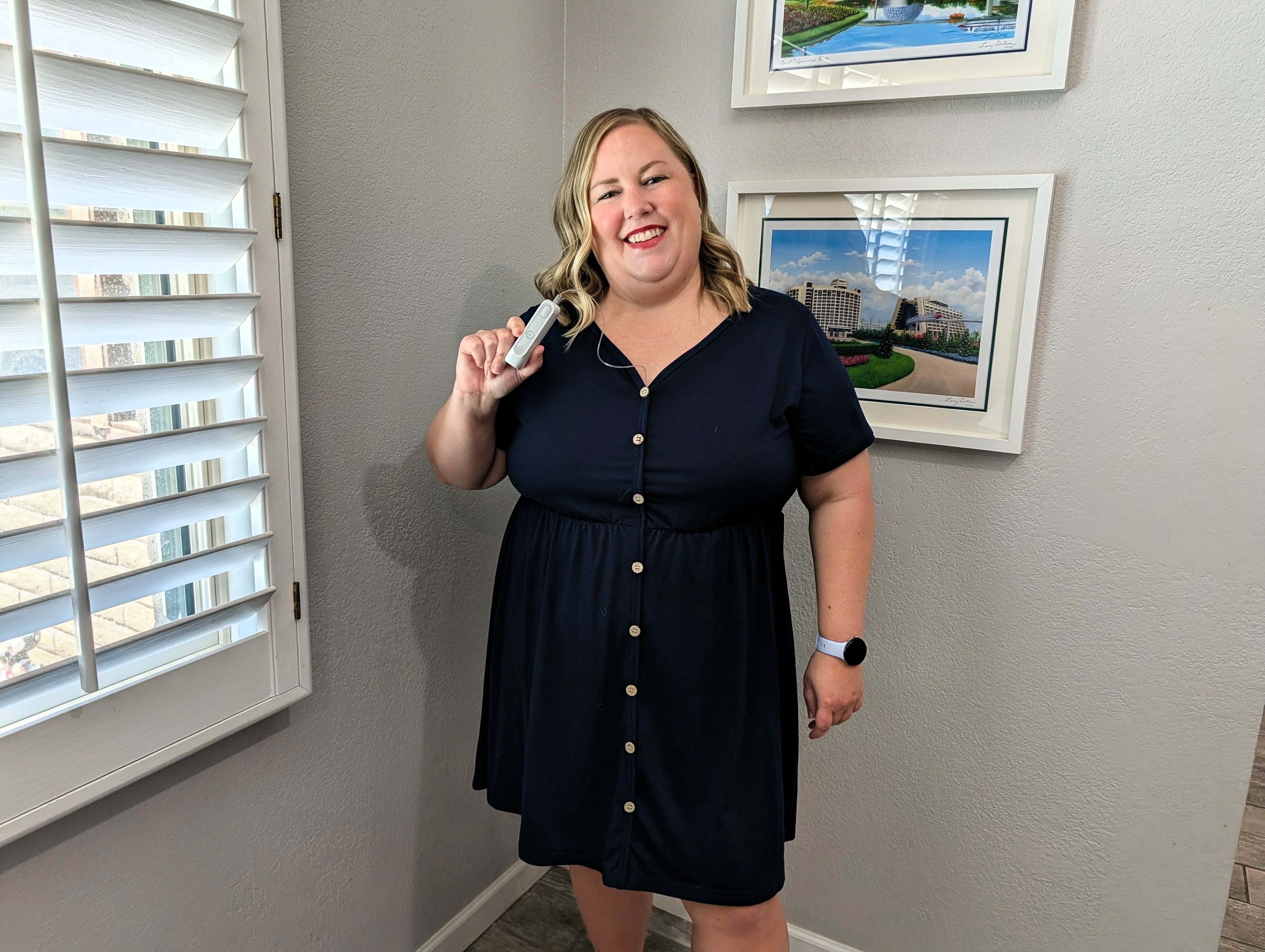 MiniMed employee Lynda holding her MiniMed Flex pump