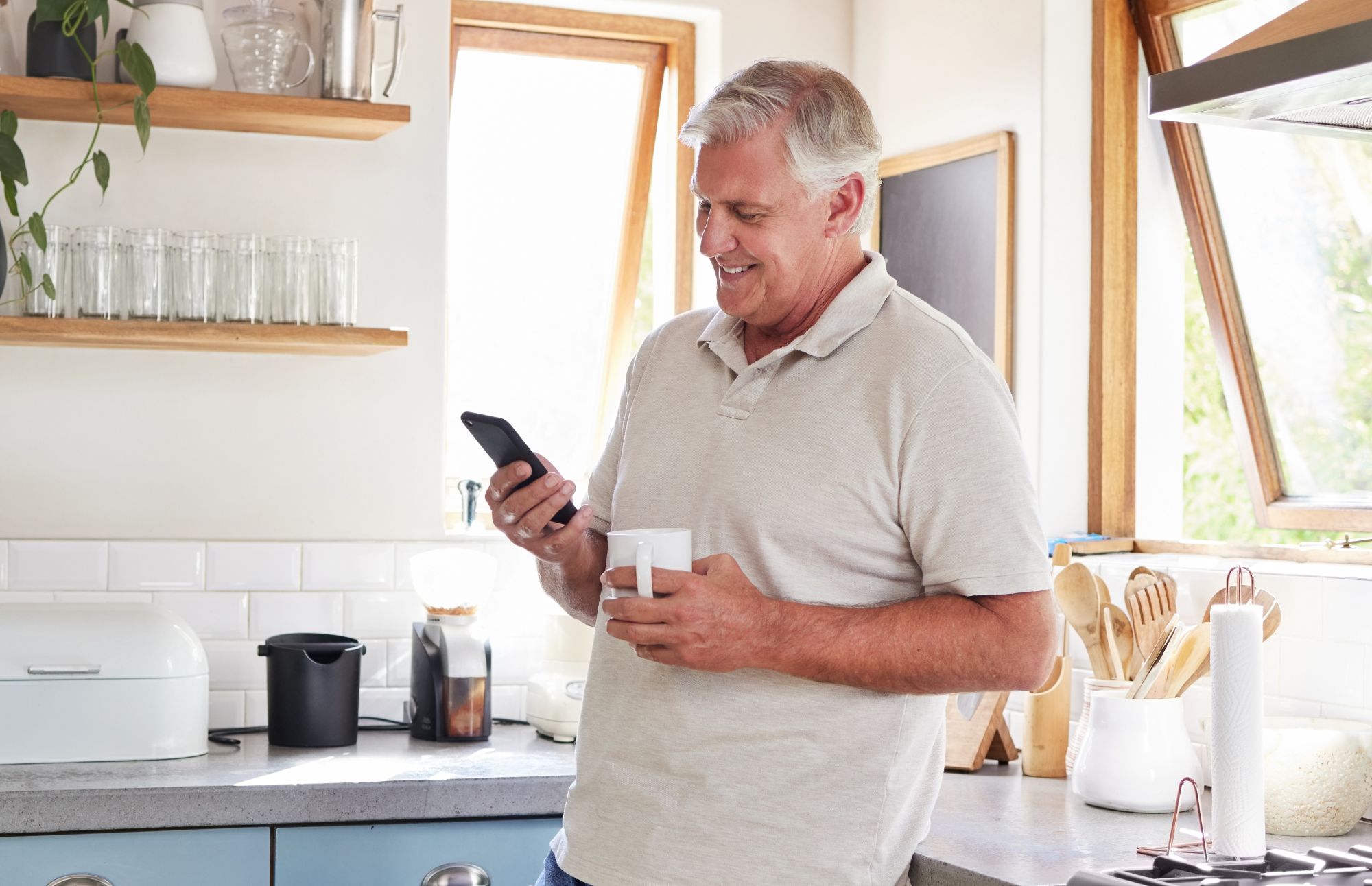 Older man holder phone 