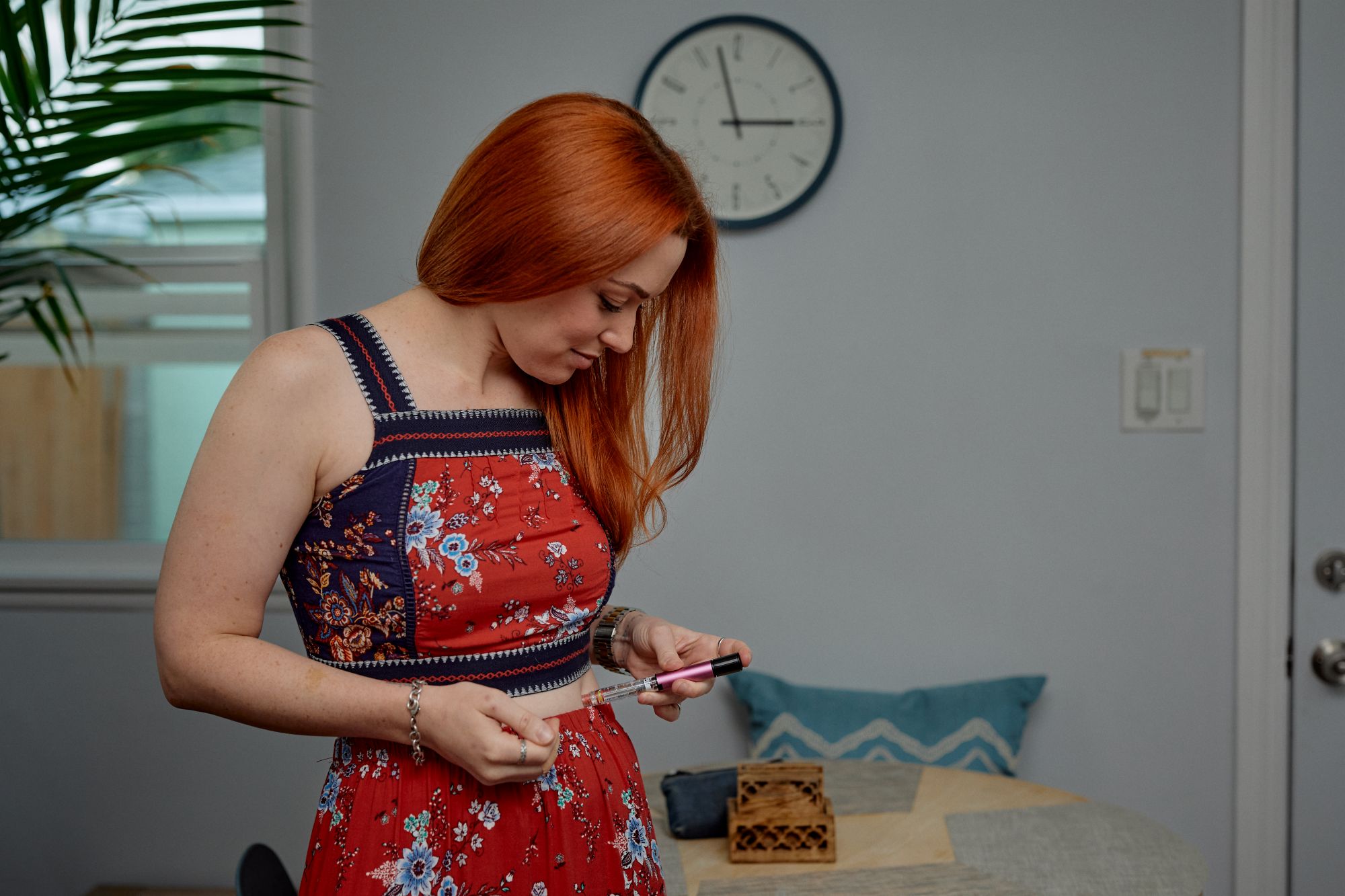 MiniMed Champion Jennifer Stone injecting InPen in stomach