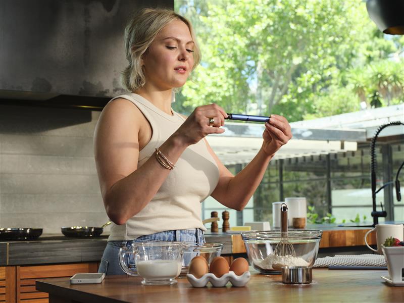 MiniMed Champion Julia in kitchen with InPen