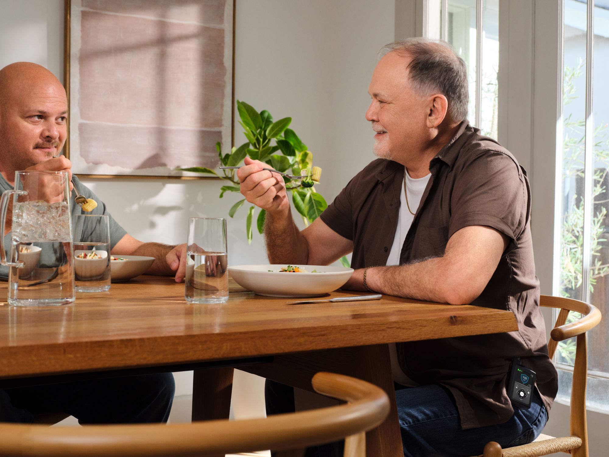 MiniMed Champion Jon eating meal with MiniMed 780G pump