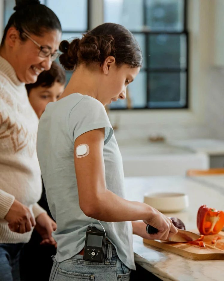 MiniMed Champion Kate cooking with MiniMed 780G and Simplera Sync