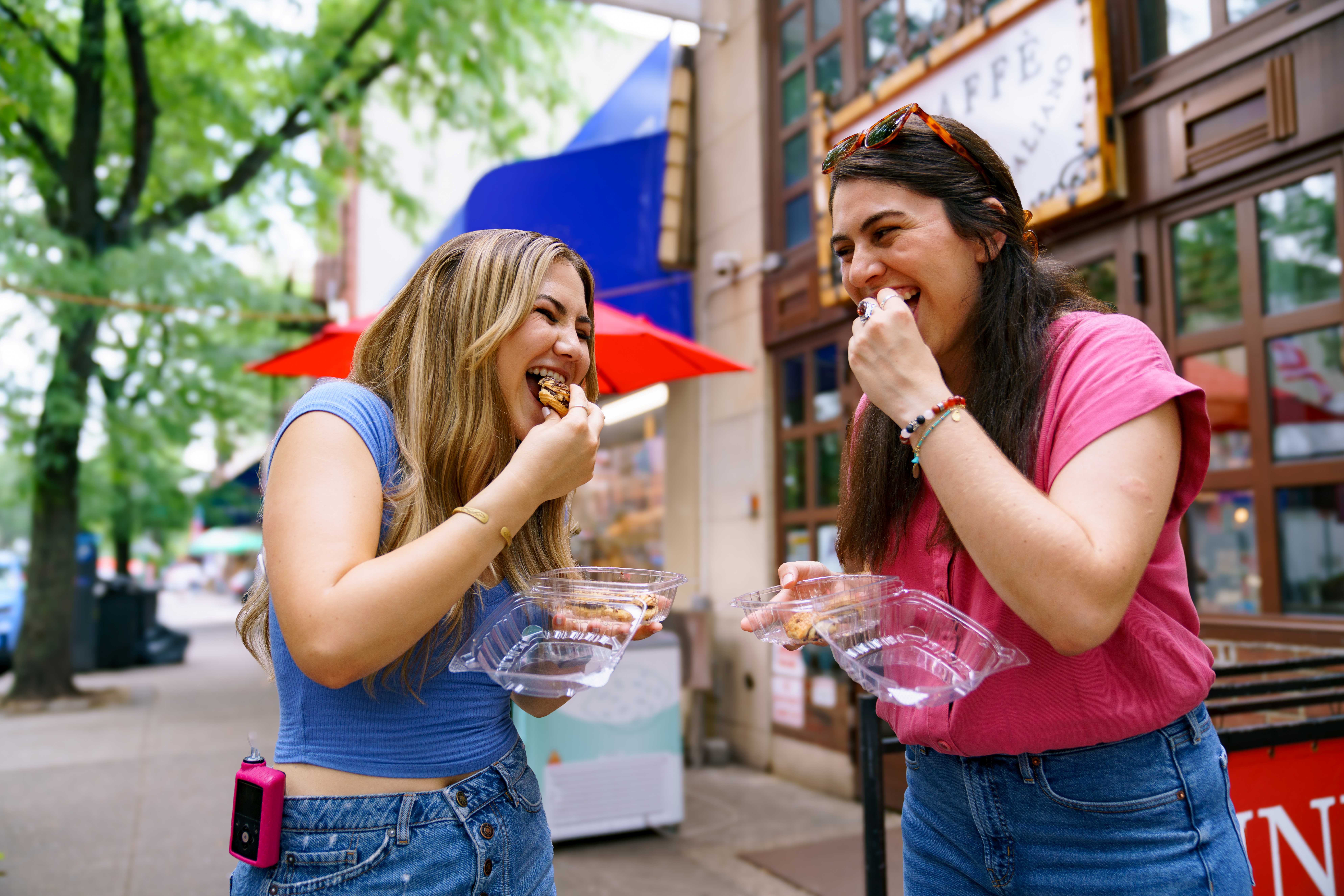MIniMed Champion Nicky and a friend eating food outside