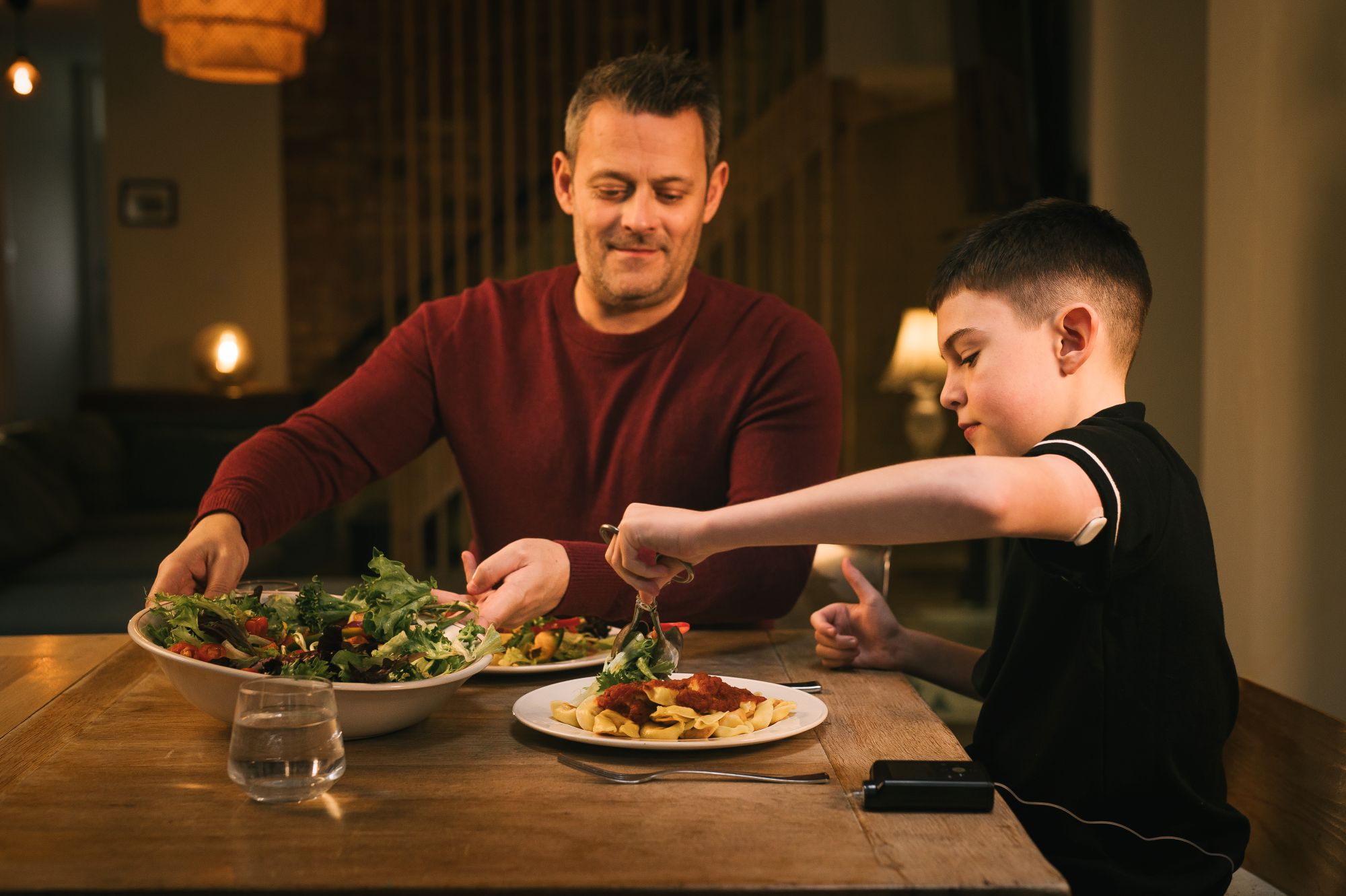 MiniMed Champions Max and Gary eating dinner