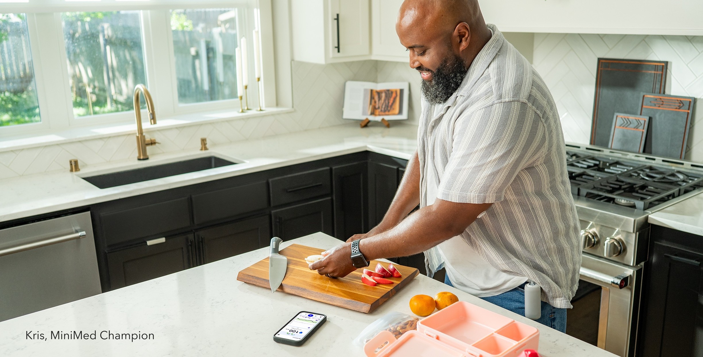 MiniMed Champion Kris wearing MiniMed Flex and preparing food in the kitchen